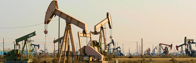 Oil pumpjacks (by Richard Masoner at Flickr http://www.flickr.com/photos/bike/3153652073/