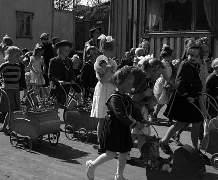  Children's parade in Norway. Nordland Museum image collection by Kristian Magnus Kanstad (1907–1983). https://commons.wikimedia.org/wiki/File:Kanstadsamlingen_-_NMF010005-00826.jpg 