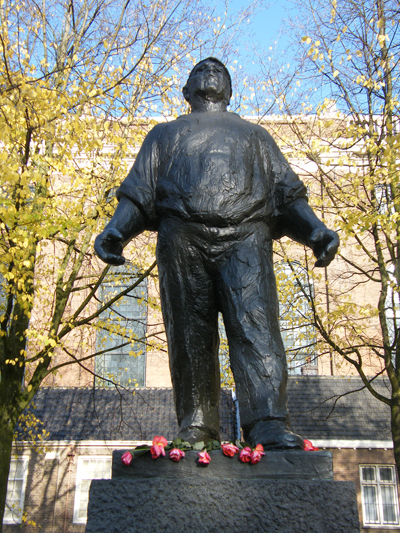 Dutch Resistance statue