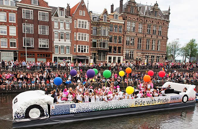 Uber float in the Amsterdam Canal Parade, The Netherlands (2017). Alf van Beem via Wikimedia Commons.