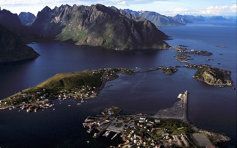 Picture of Reine, Lofoten, Norway. Seen from top of Reinebringen (2003). Photo by Michael Haferkamp.