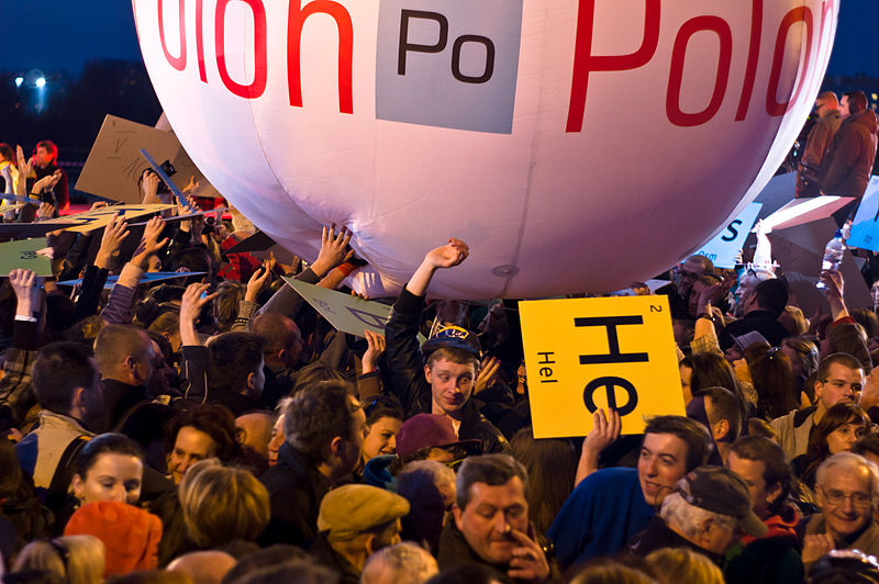Crowd in Poland with helium balloon and helium placard. Photo: Adam Kliczek.