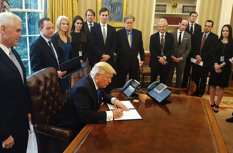 Donald Trump signs pipeline order
