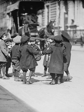 Children_playing_in_street,_New_York