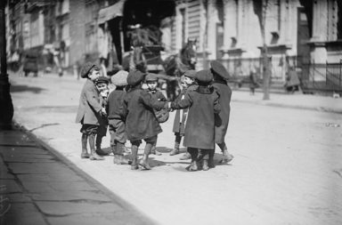 Children_playing_in_street,_New_York