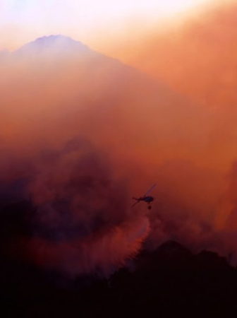 helicopter fighting wildfire