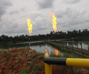 Gas flaring in a fossil fuels facility in the Delta of Niger, 2013. Source: Wikimedia Commons.