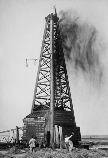 Oil well at Okemah, Oklahoma, 1922. Source: Wikimedia Commons.
